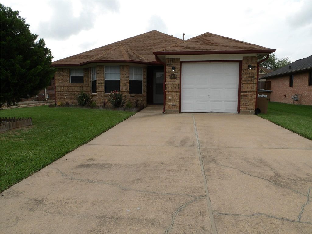 5917 Red River Drive, Dickinson, TX 77539