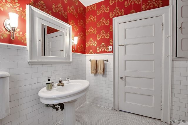 704 Auburn Avenue, Buffalo, NY 14222