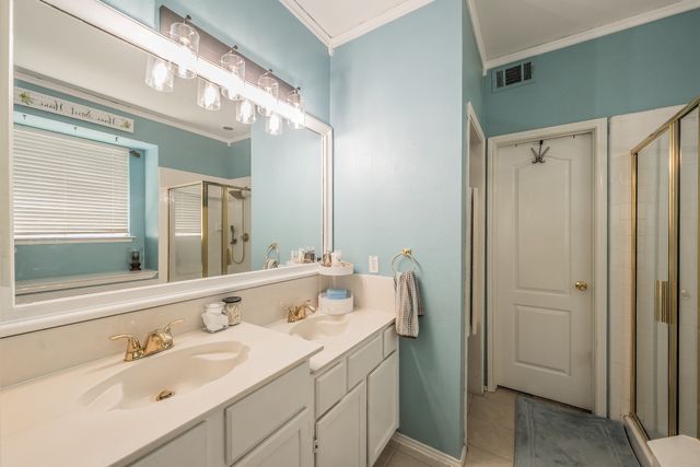 812 Chaparral Drive, Grand Prairie, TX 75052