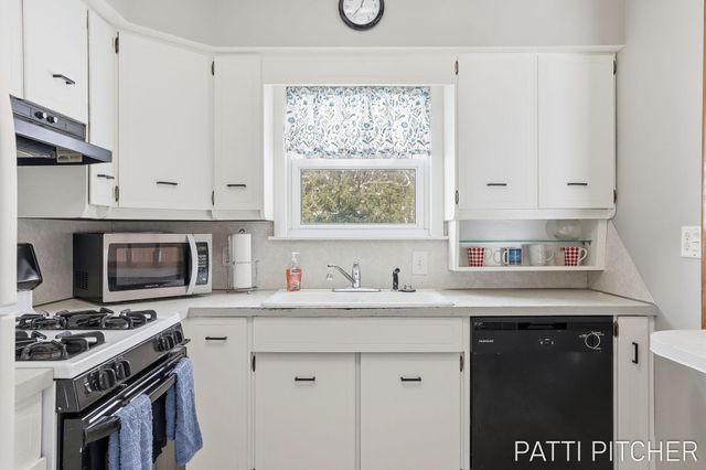 2117 Columbus Avenue, Norton Shores, MI 49441