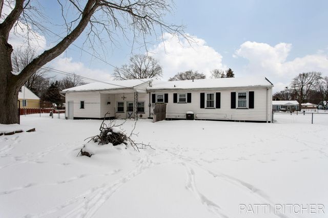 2117 Columbus Avenue, Norton Shores, MI 49441