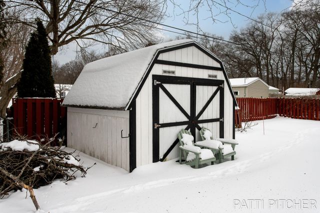 2117 Columbus Avenue, Norton Shores, MI 49441