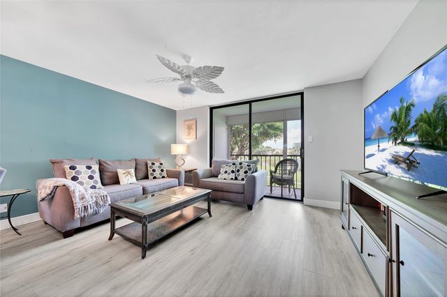 5250 Las Verdes Circle 212, Delray Beach, FL 33484