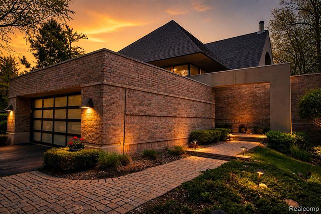 5044 Christy Court, Troy, MI 48098