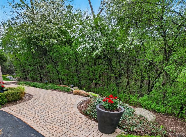5044 Christy Court, Troy, MI 48098