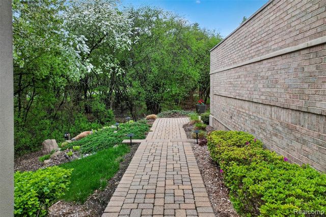 5044 Christy Court, Troy, MI 48098