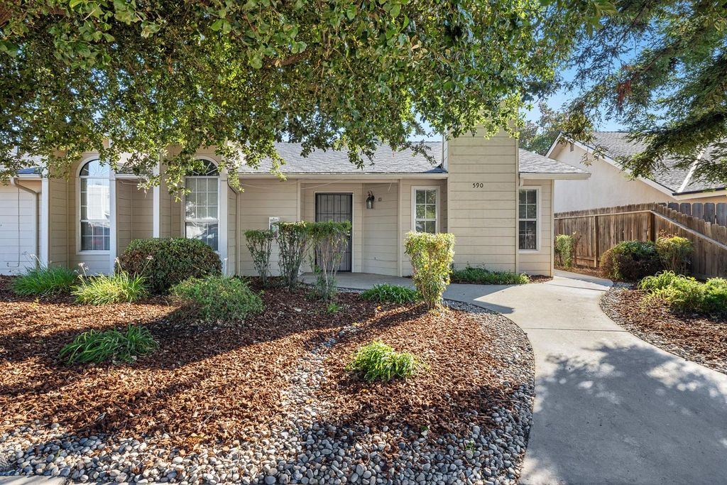 590 W Escalon Avenue, Clovis, CA 93612
