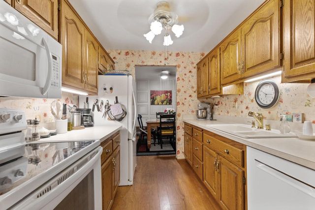 6100 W Stonehedge DRIVE #250, Greenfield, WI 53220