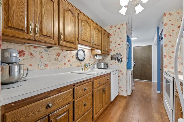 6100 W Stonehedge DRIVE #250, Greenfield, WI 53220