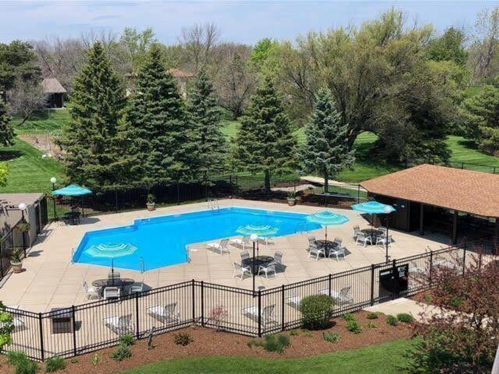 6100 W Stonehedge DRIVE #250, Greenfield, WI 53220