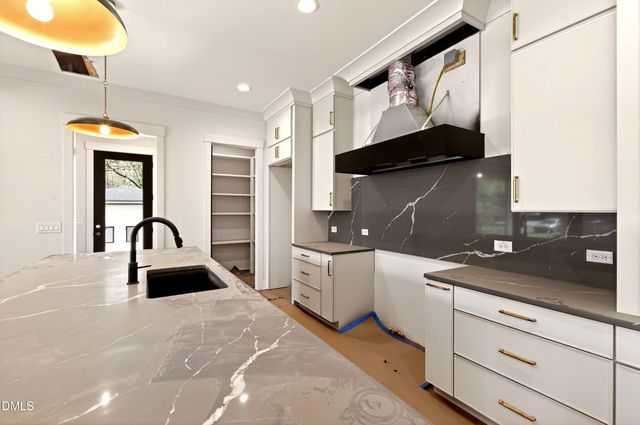 909 Oberlin Road, Raleigh, NC 27605