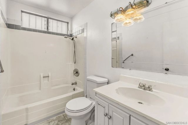 5825 Old Memory, San Diego, CA 92114