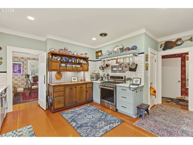 4249 Se STARK St, Portland, OR 97215