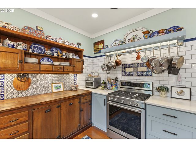 4249 Se STARK St, Portland, OR 97215