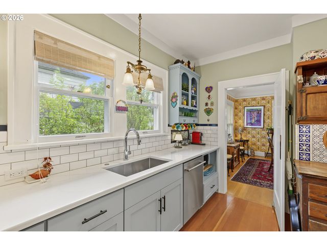 4249 Se STARK St, Portland, OR 97215