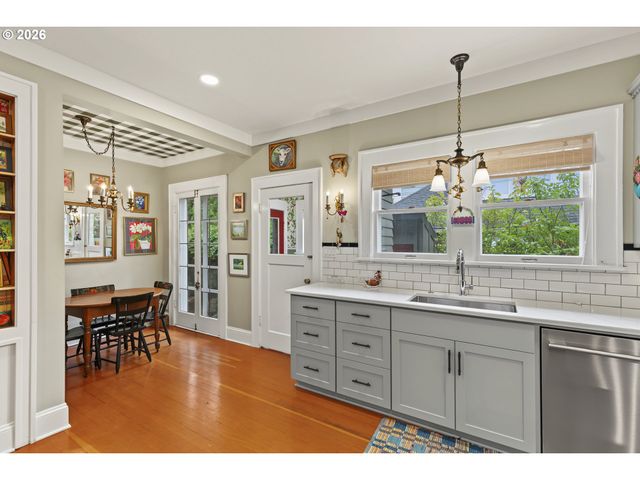 4249 Se STARK St, Portland, OR 97215
