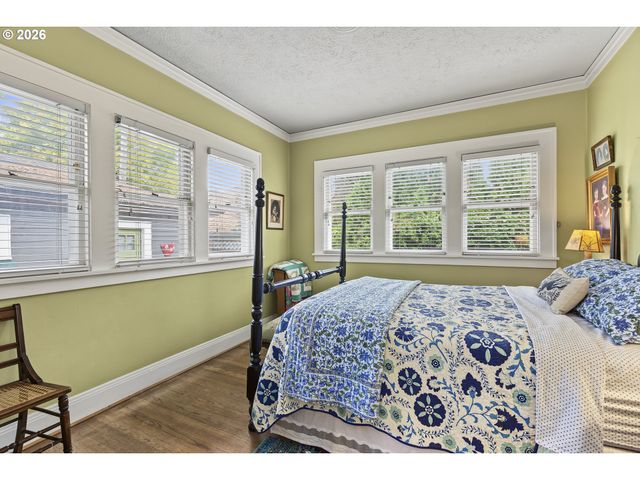 4249 Se STARK St, Portland, OR 97215