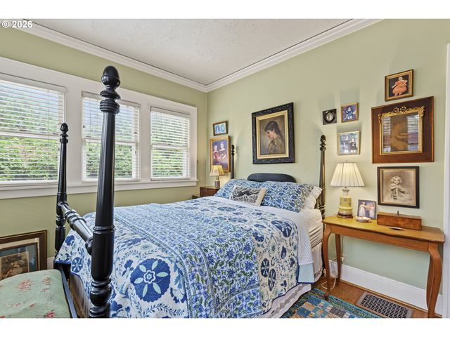4249 Se STARK St, Portland, OR 97215