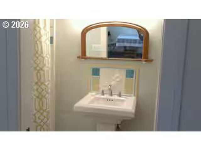 4249 Se STARK St, Portland, OR 97215