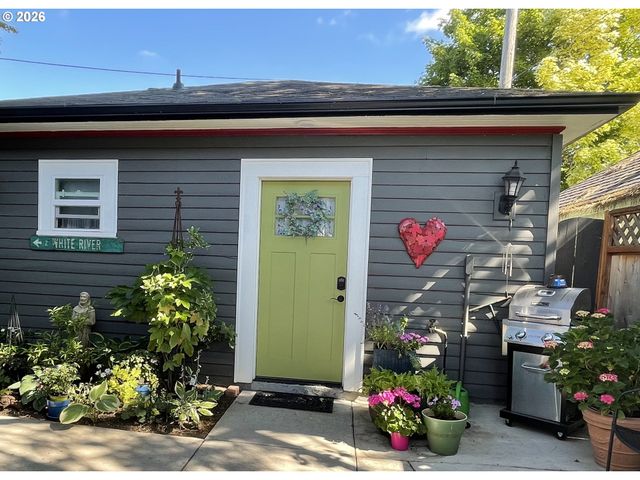 4249 Se STARK St, Portland, OR 97215