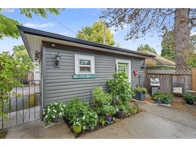4249 Se STARK St, Portland, OR 97215