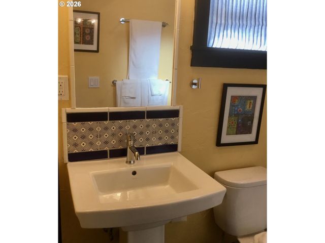 4249 Se STARK St, Portland, OR 97215