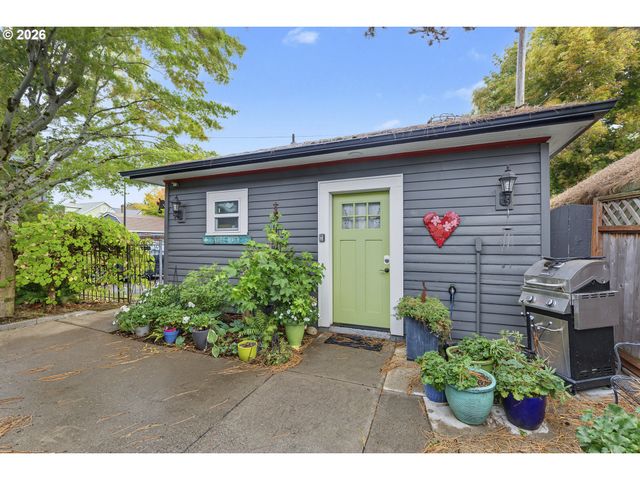 4249 Se STARK St, Portland, OR 97215