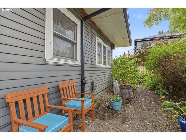 4249 Se STARK St, Portland, OR 97215