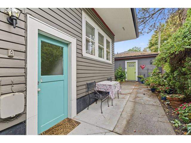 4249 Se STARK St, Portland, OR 97215