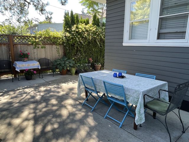 4249 Se STARK St, Portland, OR 97215