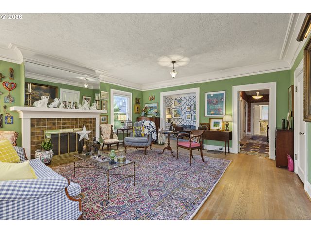 4249 Se STARK St, Portland, OR 97215