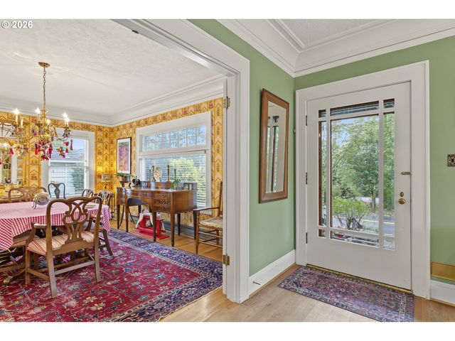 4249 Se STARK St, Portland, OR 97215