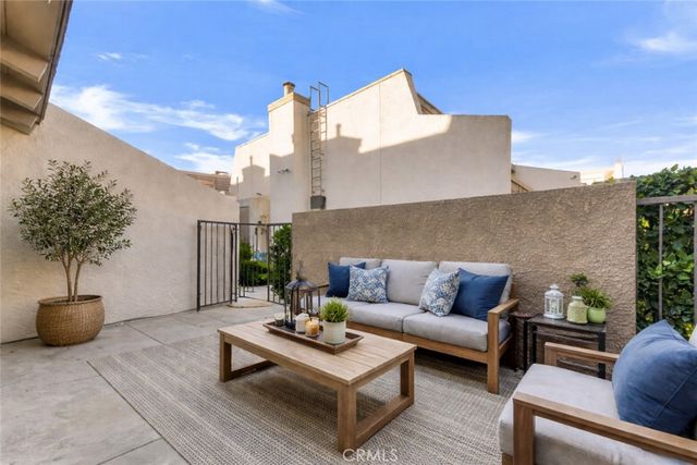 18423 Collins Street A, Tarzana, CA 91356