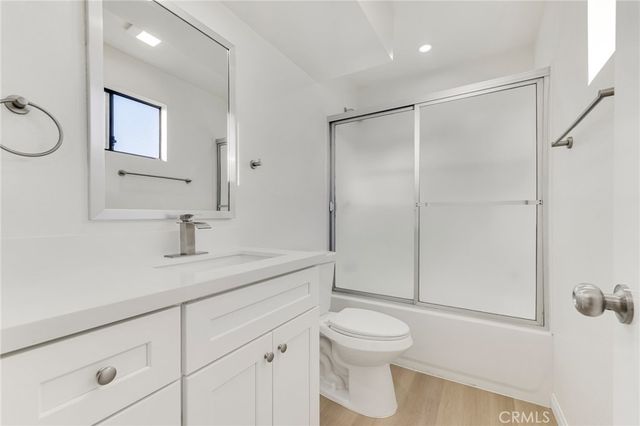 18423 Collins Street A, Tarzana, CA 91356