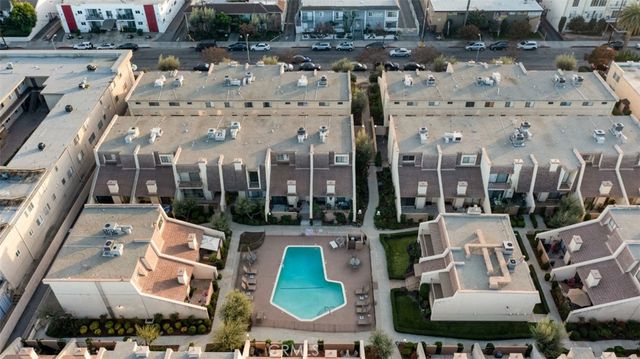 18423 Collins Street A, Tarzana, CA 91356