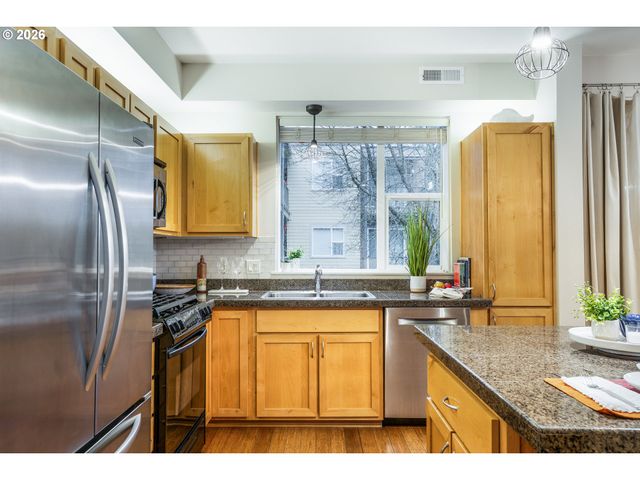 347 RUSTIC Pl 14, Eugene, OR 97401