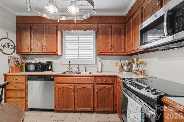 8427 Coulwood Oak Lane, Charlotte, NC 28214