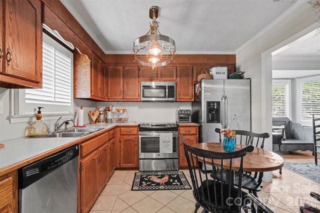 8427 Coulwood Oak Lane, Charlotte, NC 28214