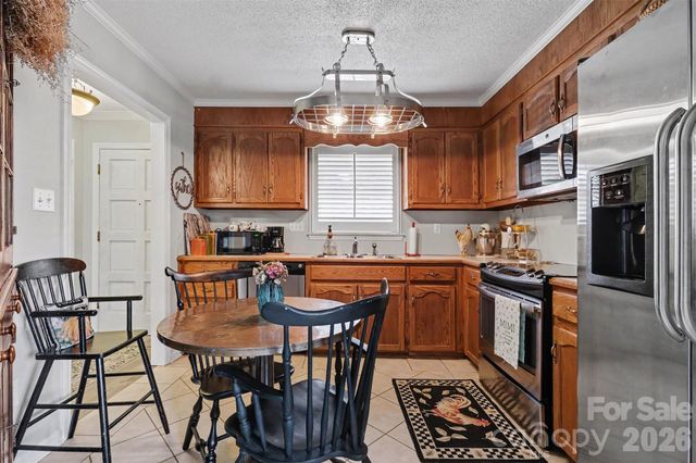 8427 Coulwood Oak Lane, Charlotte, NC 28214