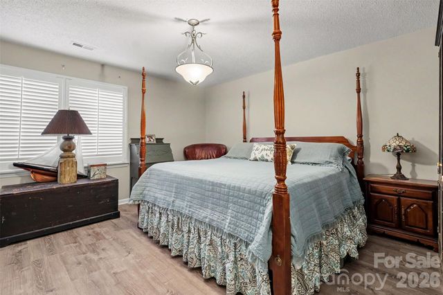 8427 Coulwood Oak Lane, Charlotte, NC 28214