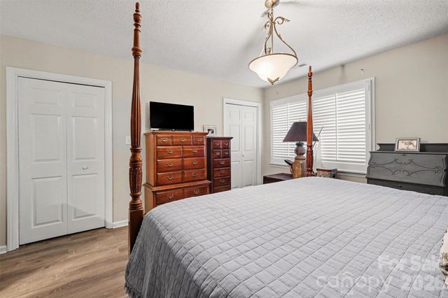 8427 Coulwood Oak Lane, Charlotte, NC 28214