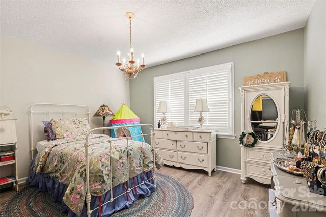 8427 Coulwood Oak Lane, Charlotte, NC 28214