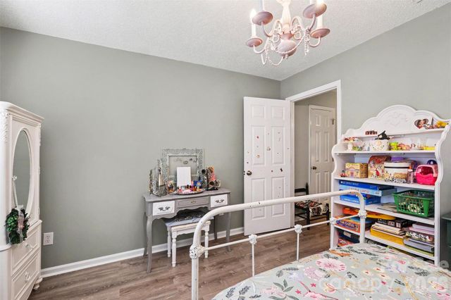 8427 Coulwood Oak Lane, Charlotte, NC 28214