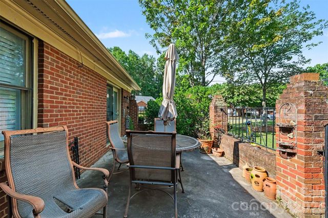 8427 Coulwood Oak Lane, Charlotte, NC 28214