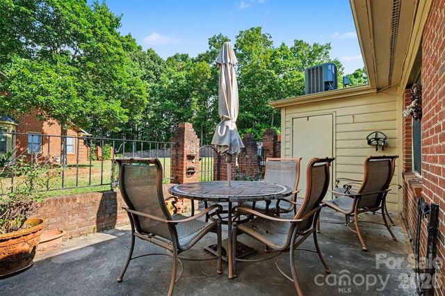 8427 Coulwood Oak Lane, Charlotte, NC 28214