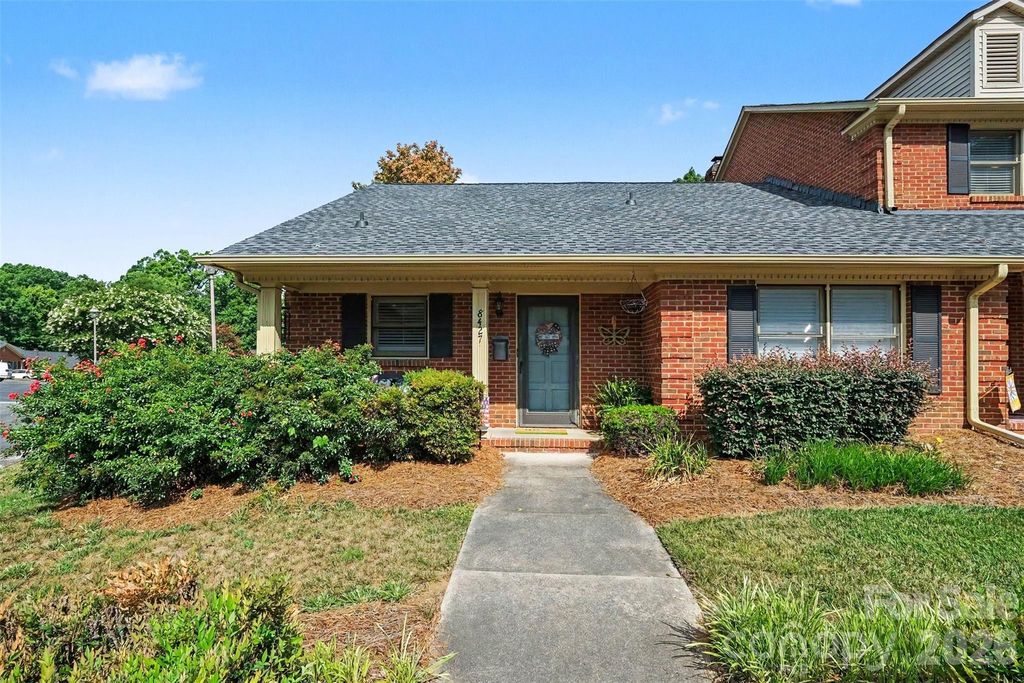 8427 Coulwood Oak Lane, Charlotte, NC 28214