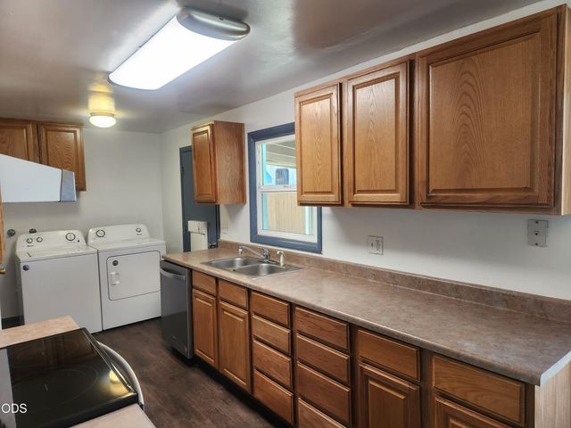 610 S 4th Street, Central Point, OR 97502