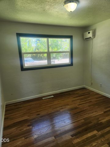 610 S 4th Street, Central Point, OR 97502