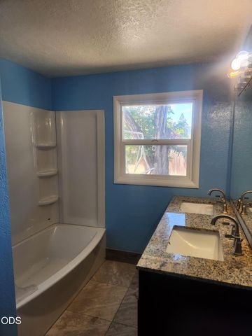 610 S 4th Street, Central Point, OR 97502