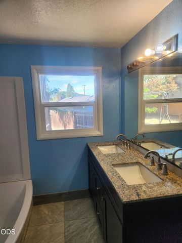 610 S 4th Street, Central Point, OR 97502